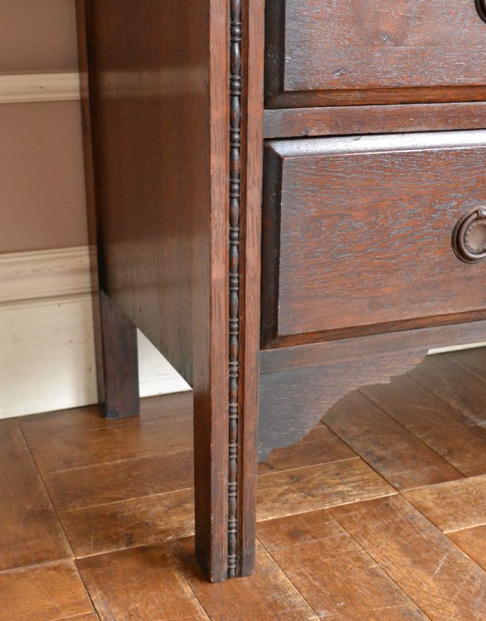 アンティークのチェスト アンティーク家具 スッキリとしたアンティークの英国家具、オーク材のチェスト。スッキリとした真っ直ぐの脚がしっかりとキャビネットを支えます。(j-1666-f)