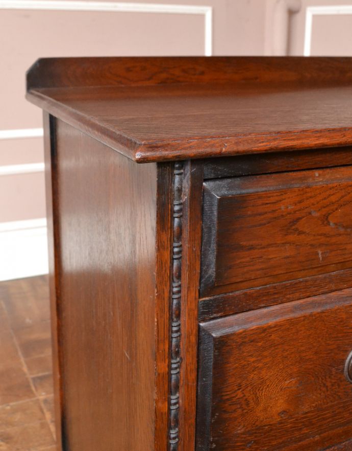 アンティークのチェスト アンティーク家具 スッキリとしたアンティークの英国家具、オーク材のチェスト。角もキレイな状態です。(j-1666-f)