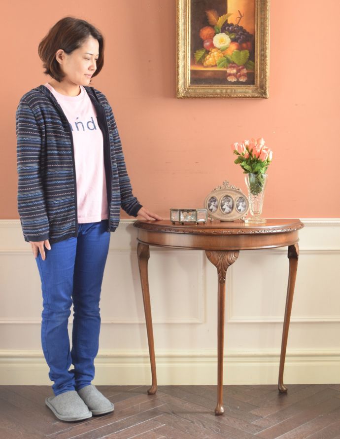 ロイドテーブル　アンティーク家具　英国のアンティーク家具、装飾の美しいコンソールテーブル。そっと壁に付けて置くだけで、オシャレな雰囲気に。(j-1668-f)