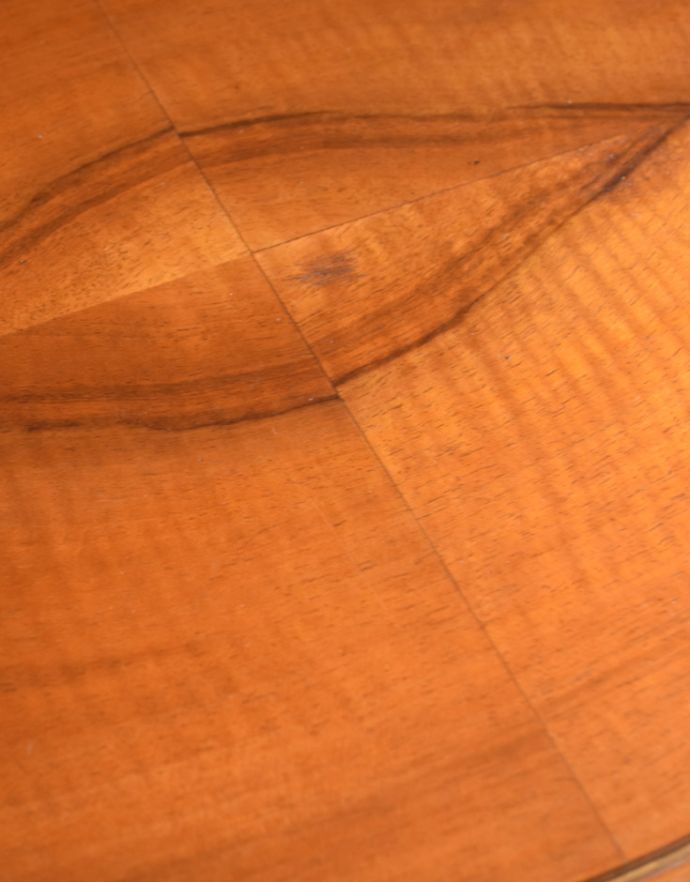 ロイドテーブル　アンティーク家具　英国のアンティーク家具、装飾の美しいコンソールテーブル。アンティークは新品ではないので、経年変化によるキズはありますが、専門の職人によって目立たないようにキレイにお直しをしています。(j-1668-f)