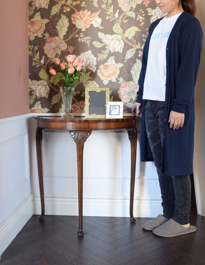 ロイドテーブル　アンティーク家具　英国のアンティーク家具、ハーフムーンの美しいコンソールテーブル。そっと壁に付けて置くだけで、オシャレな雰囲気に。(j-1669-f)