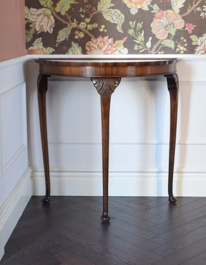 ロイドテーブル　アンティーク家具　英国のアンティーク家具、ハーフムーンの美しいコンソールテーブル。脚が細いので、シルエットがとても素敵なんです。(j-1669-f)