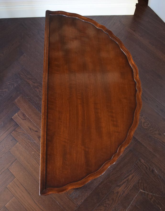 ロイドテーブル　アンティーク家具　英国のアンティーク家具、ハーフムーンの美しいコンソールテーブル。半円形の天板です。(j-1669-f)