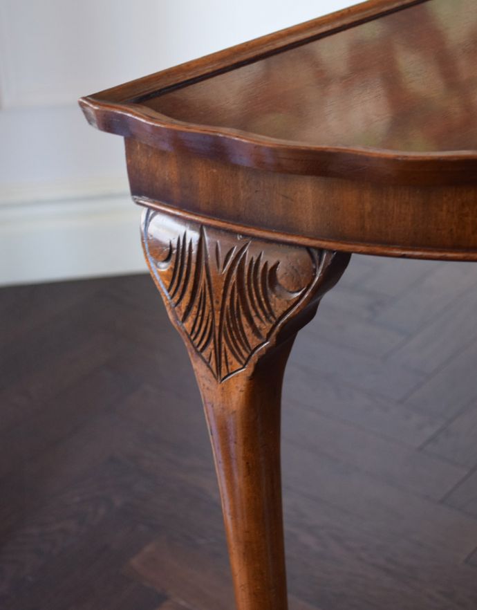 ロイドテーブル　アンティーク家具　英国のアンティーク家具、ハーフムーンの美しいコンソールテーブル。脚にも美しい彫りがデザインされています。(j-1669-f)