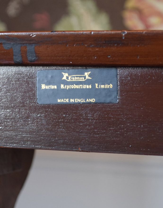 ロイドテーブル　アンティーク家具　英国のアンティーク家具、ハーフムーンの美しいコンソールテーブル。メーカーのタグが残っていました。(j-1669-f)