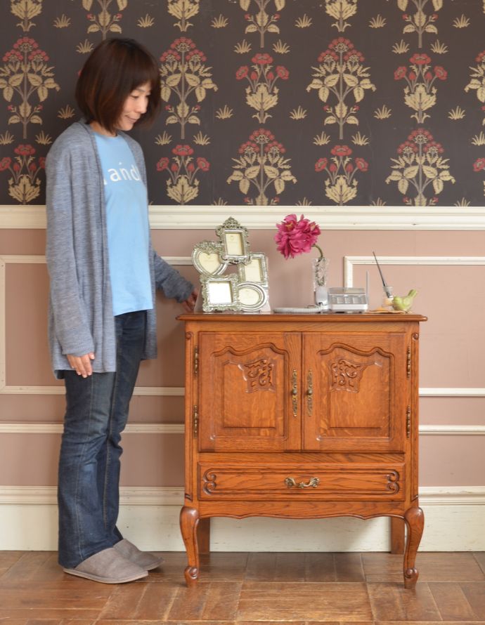 アンティークのキャビネット　アンティーク家具　リビングで便利に使えるアンティーク家具、フランスのエレガントな木製キャビネット。美しい彫で存在感があるキャビネット。(j-1670-f)