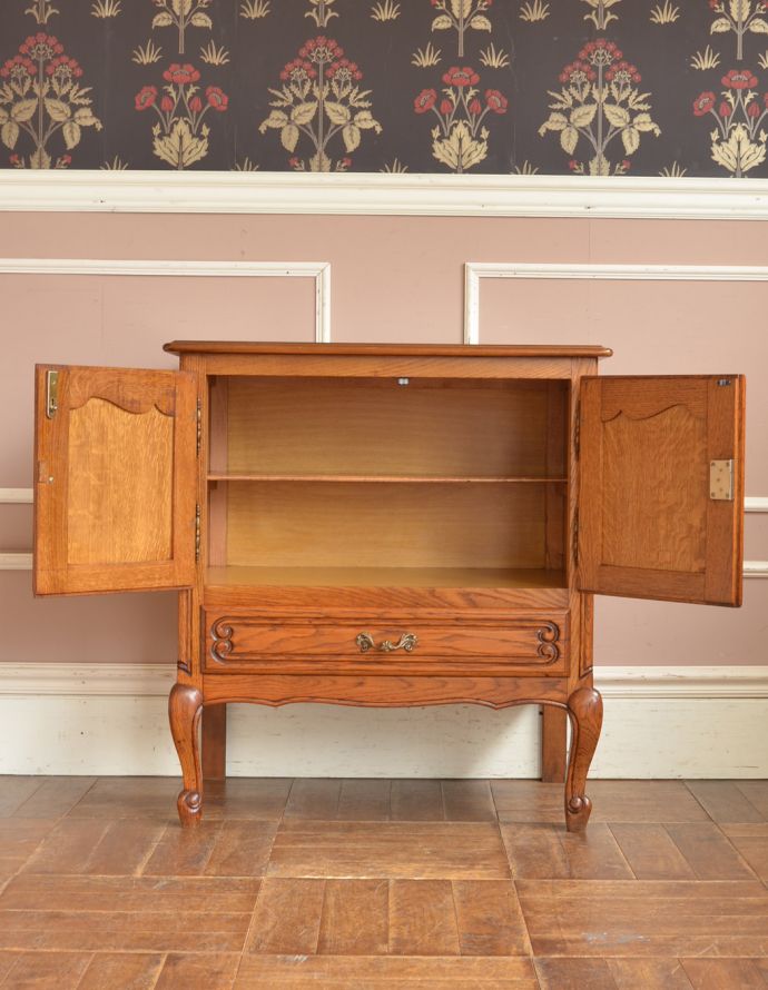 アンティークのキャビネット　アンティーク家具　リビングで便利に使えるアンティーク家具、フランスのエレガントな木製キャビネット。棚板があるので整理しやすいです。(j-1670-f)