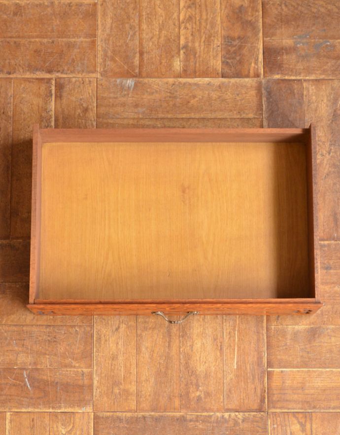 アンティークのキャビネット　アンティーク家具　リビングで便利に使えるアンティーク家具、フランスのエレガントな木製キャビネット。引き出しは１杯。(j-1670-f)