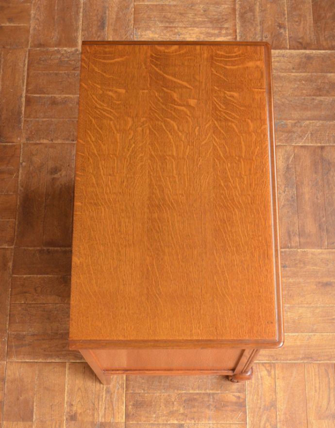 アンティークのキャビネット　アンティーク家具　リビングで便利に使えるアンティーク家具、フランスのエレガントな木製キャビネット。天板もピカピカにお直ししました。(j-1670-f)