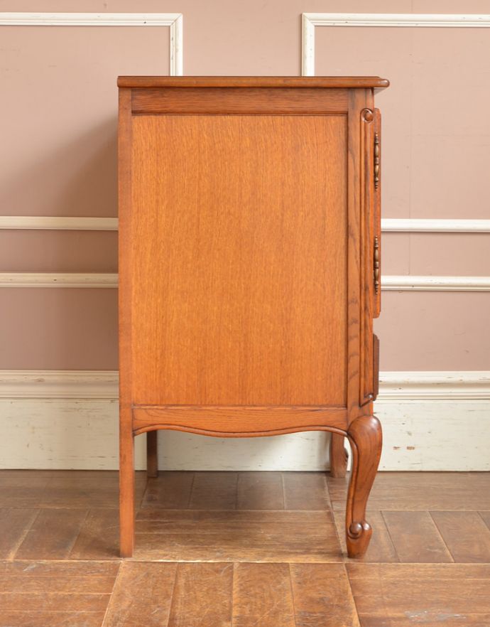 アンティークのキャビネット　アンティーク家具　リビングで便利に使えるアンティーク家具、フランスのエレガントな木製キャビネット。サイドも額縁みたいな高級感のある彫。(j-1670-f)