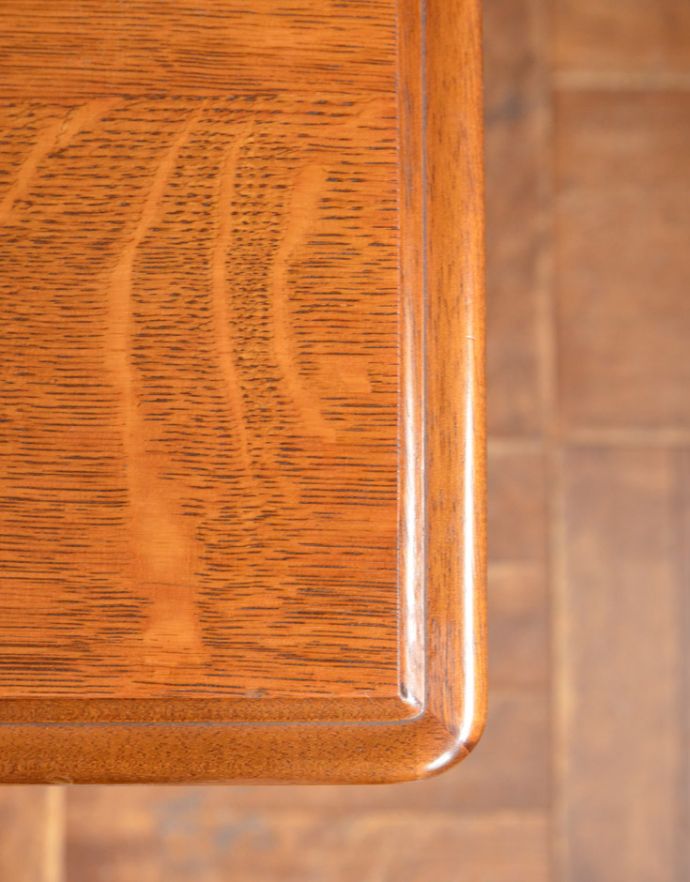 アンティークのキャビネット　アンティーク家具　リビングで便利に使えるアンティーク家具、フランスのエレガントな木製キャビネット。角は丸く仕上げているので、小さいお子さんがいるご家庭でも安心です。(j-1670-f)