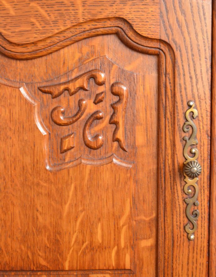 アンティークのキャビネット　アンティーク家具　リビングで便利に使えるアンティーク家具、フランスのエレガントな木製キャビネット。植物があしらわれた装飾にはどこか和の美しさを感じます。(j-1670-f)