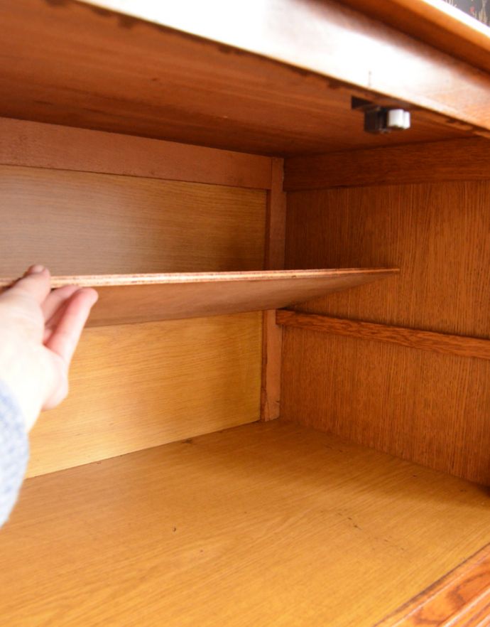 アンティークのキャビネット　アンティーク家具　リビングで便利に使えるアンティーク家具、フランスのエレガントな木製キャビネット。扉内も綺麗な状態です。(j-1670-f)