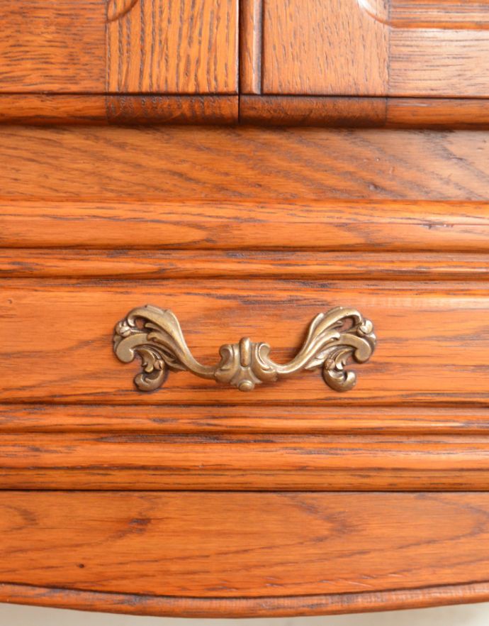 アンティークのキャビネット　アンティーク家具　リビングで便利に使えるアンティーク家具、フランスのエレガントな木製キャビネット。優雅な曲線の取っ手。(j-1670-f)