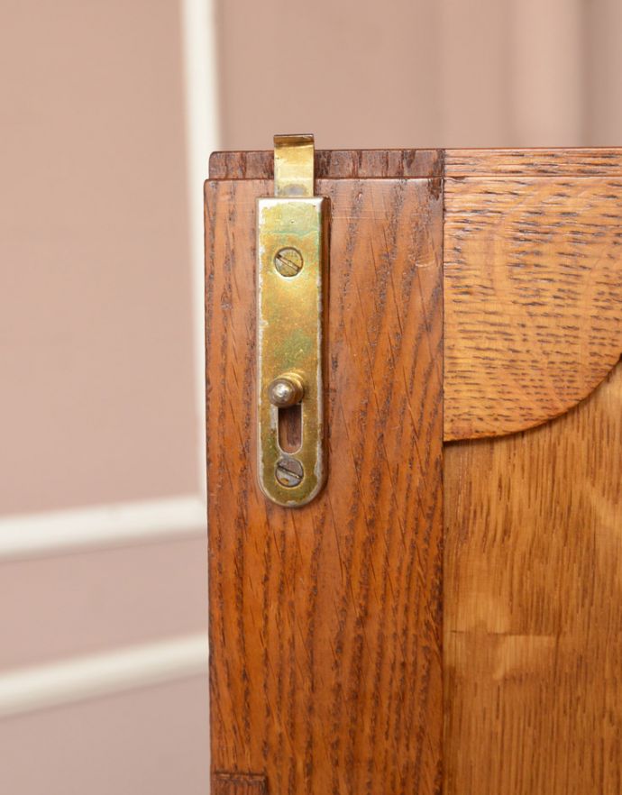 アンティークのキャビネット　アンティーク家具　リビングで便利に使えるアンティーク家具、フランスのエレガントな木製キャビネット。ドアストッパーが１ヶ所に付いています。(j-1670-f)