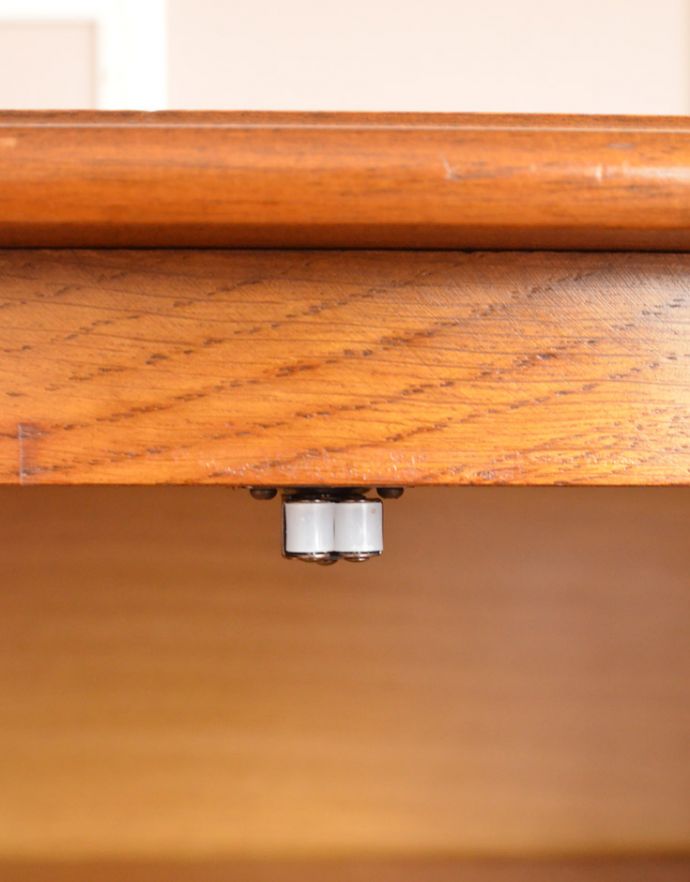 アンティークのキャビネット　アンティーク家具　リビングで便利に使えるアンティーク家具、フランスのエレガントな木製キャビネット。扉にはローラーキャッチャーが付いているので開け閉めはスムーズです。(j-1670-f)