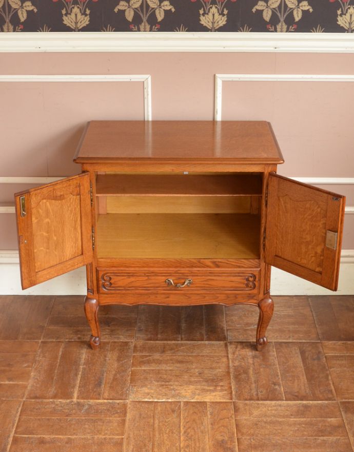 アンティークのキャビネット　アンティーク家具　リビングで便利に使えるアンティーク家具、フランスのエレガントな木製キャビネット。内側もキレイな状態です。(j-1670-f)