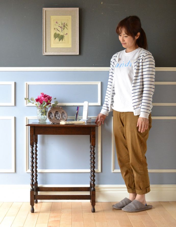 ロイドテーブル　アンティーク家具　美しいアンティークの英国家具、ツイスト脚のオケージョナルテーブル。そっと壁に付けて置くだけで、オシャレな雰囲気に。(j-1675-f)