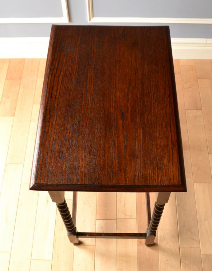 ロイドテーブル　アンティーク家具　美しいアンティークの英国家具、ツイスト脚のオケージョナルテーブル。天板もキレイに仕上げました。(j-1675-f)