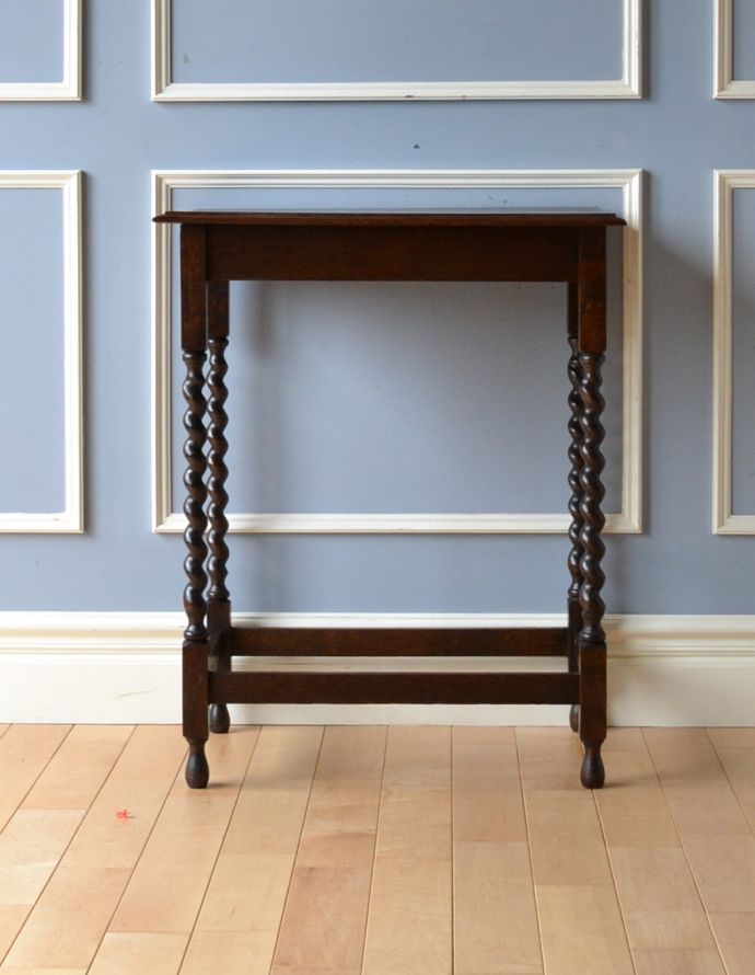 ロイドテーブル　アンティーク家具　美しいアンティークの英国家具、ツイスト脚のオケージョナルテーブル。桟が入っています。(j-1675-f)