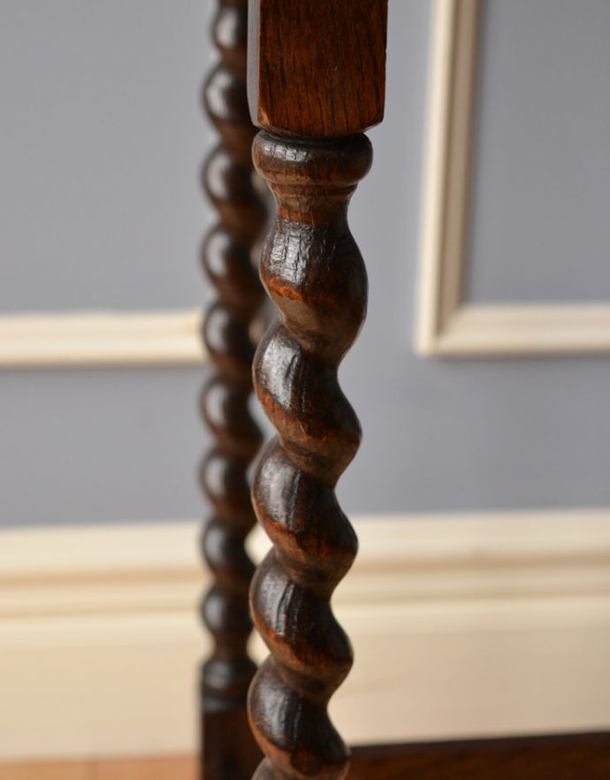 ロイドテーブル　アンティーク家具　美しいアンティークの英国家具、ツイスト脚のオケージョナルテーブル。ツイストの脚がとってもキレイです。(j-1675-f)