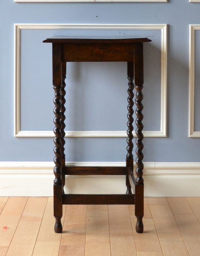 ロイドテーブル　アンティーク家具　美しいアンティークの英国家具、ツイスト脚のオケージョナルテーブル。横から見ても美しいデザインです。(j-1675-f)