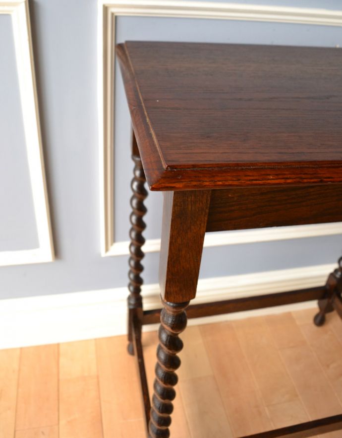 ロイドテーブル　アンティーク家具　美しいアンティークの英国家具、ツイスト脚のオケージョナルテーブル。大人っぽいカラーで落ち着きがあります。(j-1675-f)