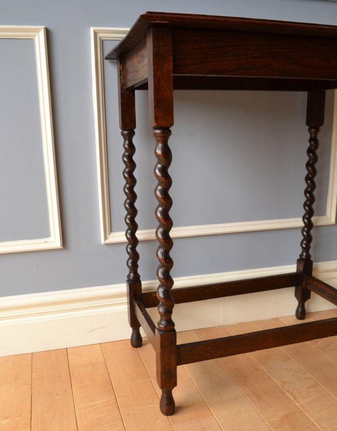 ロイドテーブル　アンティーク家具　美しいアンティークの英国家具、ツイスト脚のオケージョナルテーブル。キチンとお直ししました。(j-1675-f)