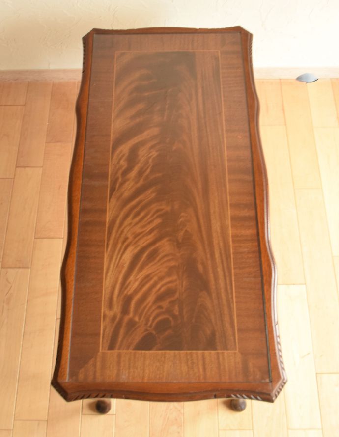 ロイドテーブル　アンティーク家具　イギリスから輸入したアンティーク家具、ガラストップで仕上げた美しい天板のコーヒーテーブル。落ち着きのある茶色です。(j-1676-f)