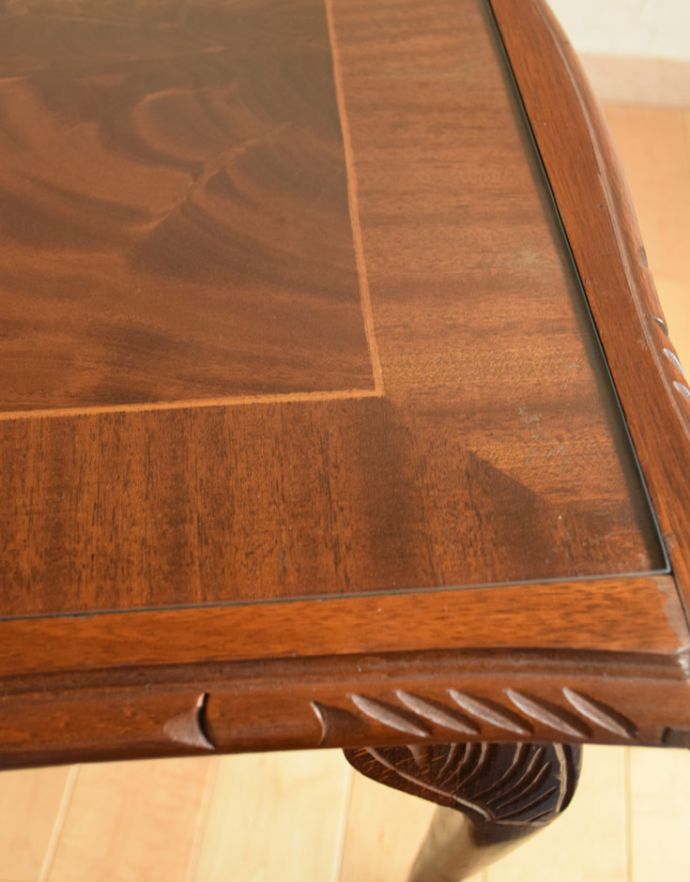 ロイドテーブル　アンティーク家具　イギリスから輸入したアンティーク家具、ガラストップで仕上げた美しい天板のコーヒーテーブル。アンティークは新品ではないので、経年変化によるキズはありますが、専門の職人によって目立たないようにキレイにお直しをしています。(j-1676-f)