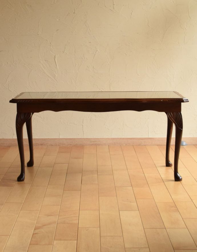 ロイドテーブル　アンティーク家具　イギリスから輸入したアンティーク家具、ガラストップで仕上げた美しい天板のコーヒーテーブル。優雅な曲線の幕板です。(j-1676-f)