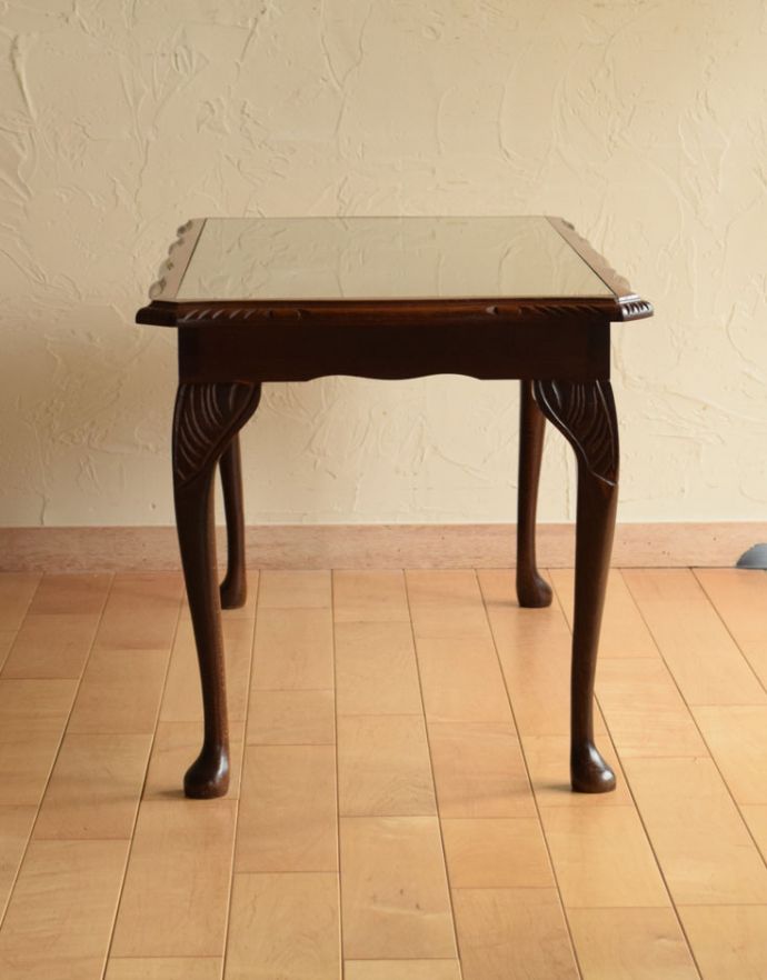 ロイドテーブル　アンティーク家具　イギリスから輸入したアンティーク家具、ガラストップで仕上げた美しい天板のコーヒーテーブル。脚もキレイです。(j-1676-f)