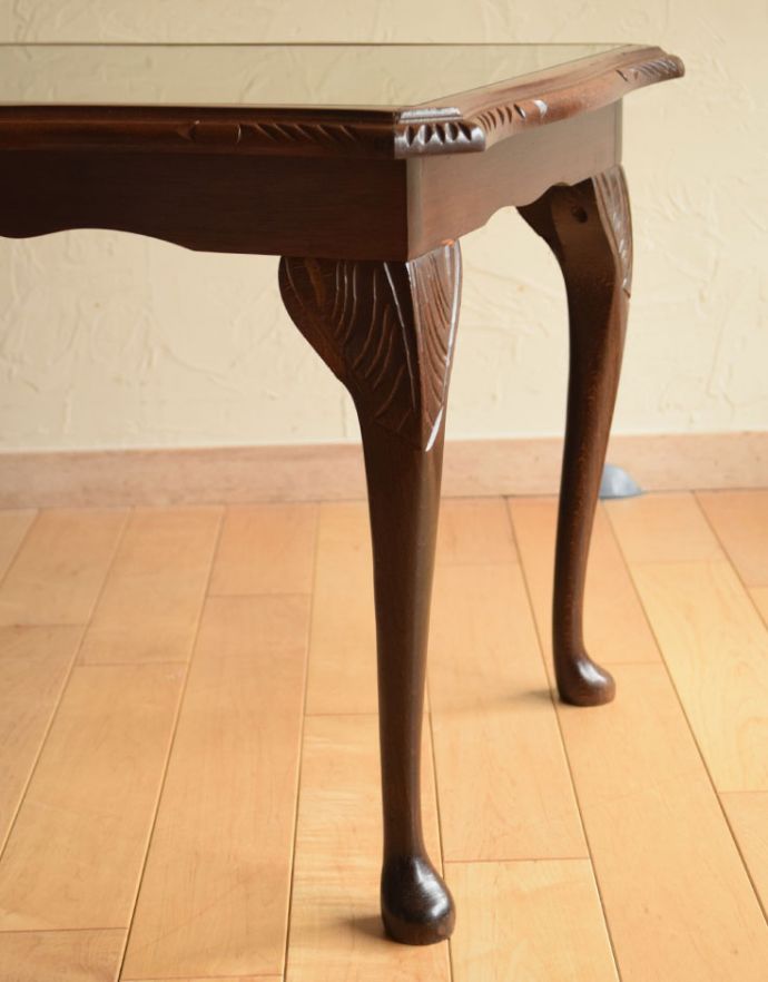 ロイドテーブル　アンティーク家具　イギリスから輸入したアンティーク家具、ガラストップで仕上げた美しい天板のコーヒーテーブル。脚にもキレイな装飾があります。(j-1676-f)