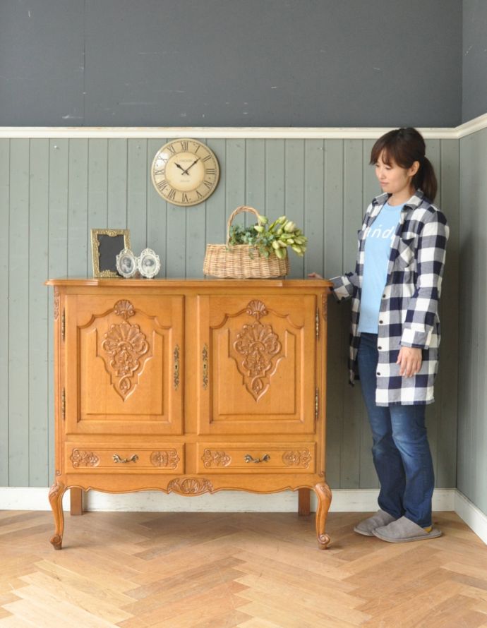 アンティークのキャビネット アンティーク家具 憧れの南仏プロヴァンススタイル、ミラーが付いたゴージャスなアンティーク家具(キャビネット)。美しい彫で存在感があるキャビネット。(j-1677-f)