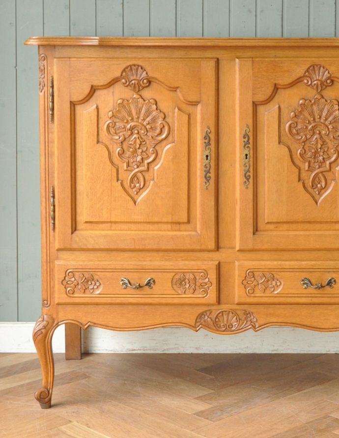 アンティークのキャビネット アンティーク家具 憧れの南仏プロヴァンススタイル、ミラーが付いたゴージャスなアンティーク家具(キャビネット)。繊細で高級感たっぷりの扉の彫り。(j-1677-f)