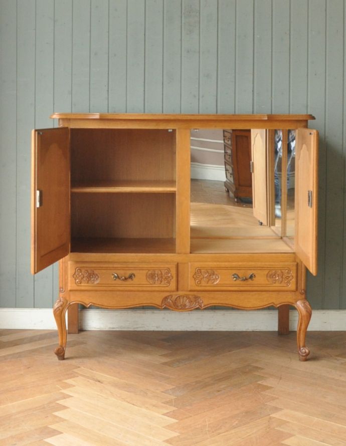 アンティークのキャビネット アンティーク家具 憧れの南仏プロヴァンススタイル、ミラーが付いたゴージャスなアンティーク家具(キャビネット)。棚板があるので整理しやすいです。(j-1677-f)