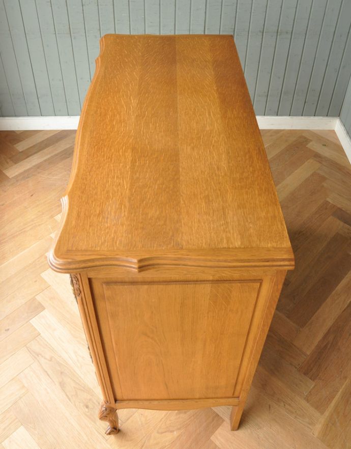 アンティークのキャビネット アンティーク家具 憧れの南仏プロヴァンススタイル、ミラーが付いたゴージャスなアンティーク家具(キャビネット)。天板もピカピカにお直ししました。(j-1677-f)