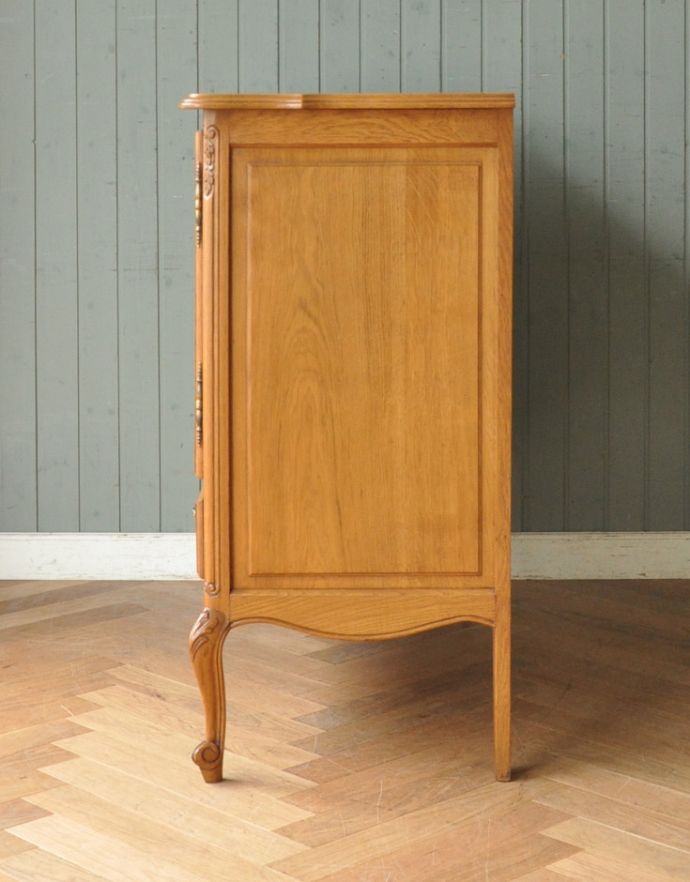 アンティークのキャビネット アンティーク家具 憧れの南仏プロヴァンススタイル、ミラーが付いたゴージャスなアンティーク家具(キャビネット)。サイドも額縁みたいな高級感のある彫。(j-1677-f)