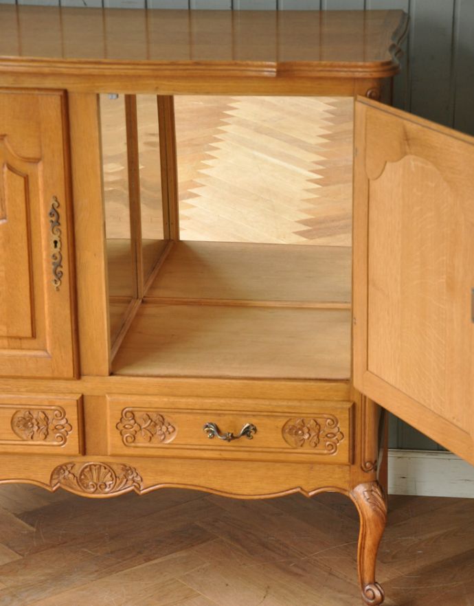 アンティークのキャビネット アンティーク家具 憧れの南仏プロヴァンススタイル、ミラーが付いたゴージャスなアンティーク家具(キャビネット)。扉内も綺麗な状態です。(j-1677-f)