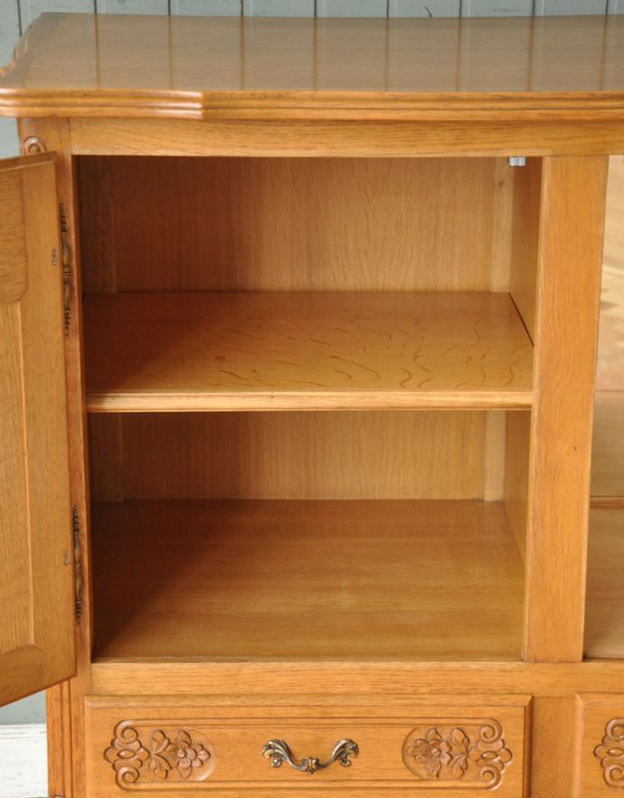 アンティークのキャビネット アンティーク家具 憧れの南仏プロヴァンススタイル、ミラーが付いたゴージャスなアンティーク家具(キャビネット)。扉内も綺麗な状態です。(j-1677-f)