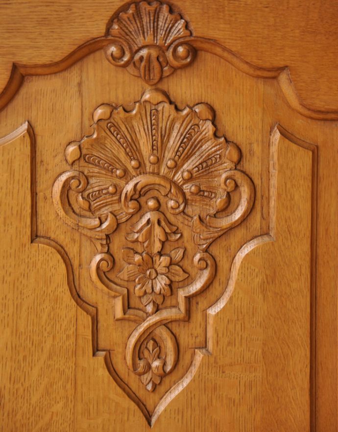 アンティークのキャビネット アンティーク家具 憧れの南仏プロヴァンススタイル、ミラーが付いたゴージャスなアンティーク家具(キャビネット)。植物があしらわれた装飾にはどこか和の美しさを感じます。(j-1677-f)