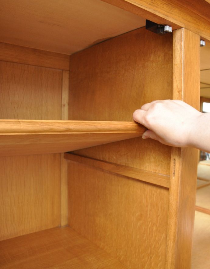 アンティークのキャビネット アンティーク家具 憧れの南仏プロヴァンススタイル、ミラーが付いたゴージャスなアンティーク家具(キャビネット)。棚板は可動です。(j-1677-f)