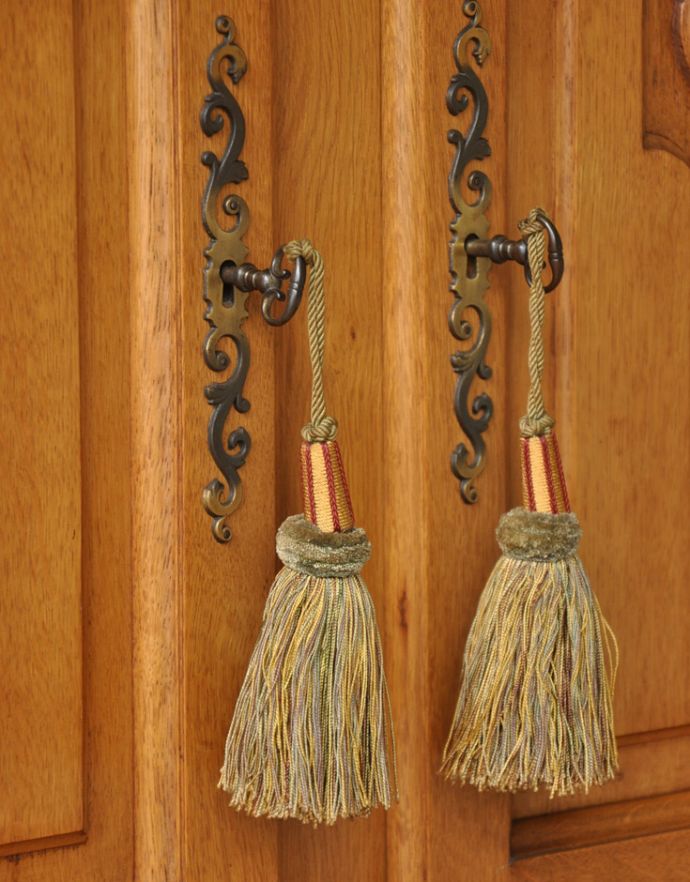 アンティークのキャビネット アンティーク家具 憧れの南仏プロヴァンススタイル、ミラーが付いたゴージャスなアンティーク家具(キャビネット)。鍵を引っかけて取っ手のようにお使いください。(j-1677-f)