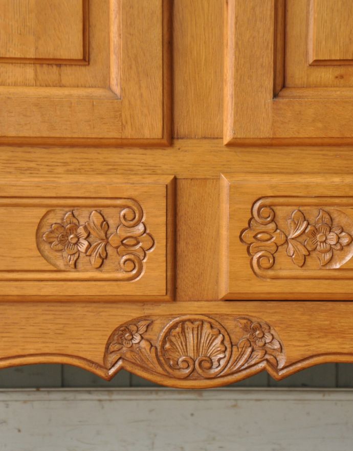 アンティークのキャビネット アンティーク家具 憧れの南仏プロヴァンススタイル、ミラーが付いたゴージャスなアンティーク家具(キャビネット)。隅々まで美しい装飾があります。(j-1677-f)