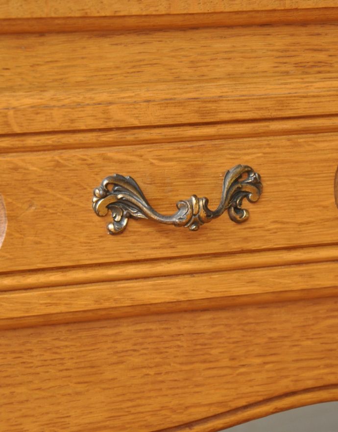 アンティークのキャビネット アンティーク家具 憧れの南仏プロヴァンススタイル、ミラーが付いたゴージャスなアンティーク家具(キャビネット)。優雅な曲線の取っ手。(j-1677-f)