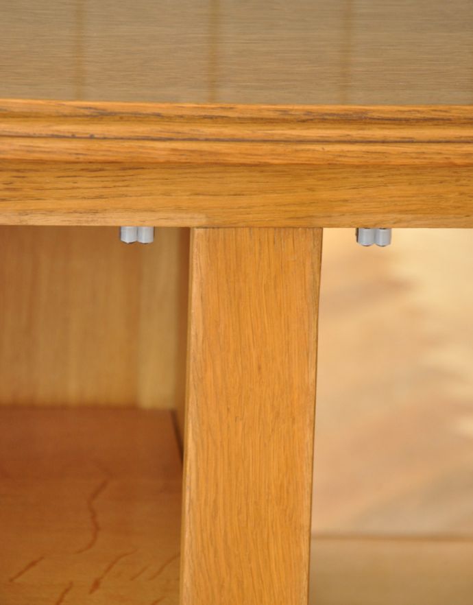 アンティークのキャビネット アンティーク家具 憧れの南仏プロヴァンススタイル、ミラーが付いたゴージャスなアンティーク家具(キャビネット)。扉にはローラーキャッチャーが付いているので開け閉めはスムーズです。(j-1677-f)