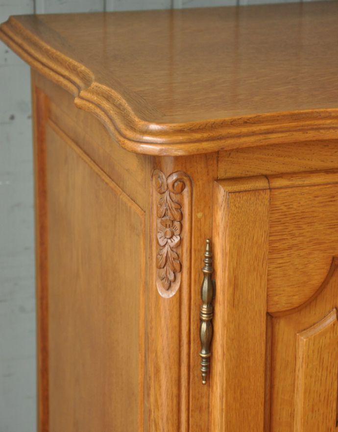 アンティークのキャビネット アンティーク家具 憧れの南仏プロヴァンススタイル、ミラーが付いたゴージャスなアンティーク家具(キャビネット)。角が丸くなっているので、小さなお子さまがいるお家でも安心してお使い頂けます。(j-1677-f)