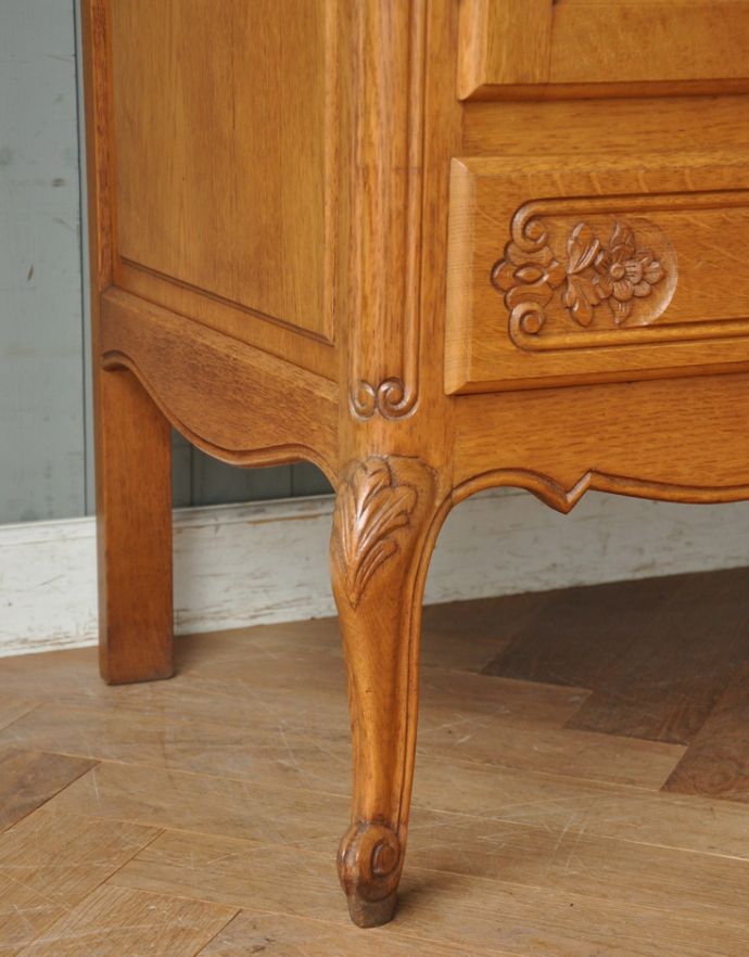 アンティークのキャビネット アンティーク家具 憧れの南仏プロヴァンススタイル、ミラーが付いたゴージャスなアンティーク家具(キャビネット)。安定感のある脚がしっかり支えます。(j-1677-f)