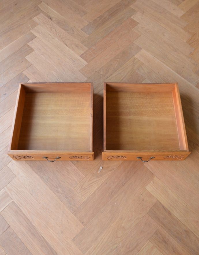 アンティークのキャビネット アンティーク家具 憧れの南仏プロヴァンススタイル、ミラーが付いたゴージャスなアンティーク家具(キャビネット)。引き出しは2杯。(j-1677-f)