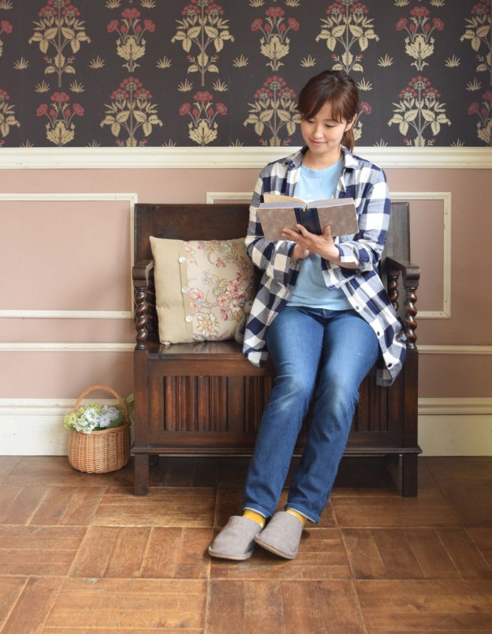 ブランケットボックス・収納ボックス　アンティーク家具　3通りに使える最もアンティークらしい家具、モンクスベンチ（ベンチテーブル）。玄関やダイニングにちょっと置けば、腰掛けるベンチとしても使えます。(j-1678-f)